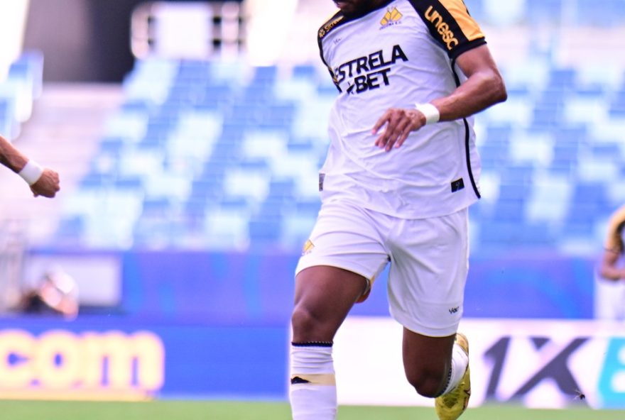 MT - CUIABA - 23/11/2025 - BRASILEIRO B 2025, CUIABA X CRICIUMA - Victor Barbara jogador do Cuiaba disputa lance com Diego Goncalves jogador do Criciuma durante partida no estadio Arena Pantanal pelo campeonato Brasileiro B 2025. Foto: Francisco Alves/AGIF