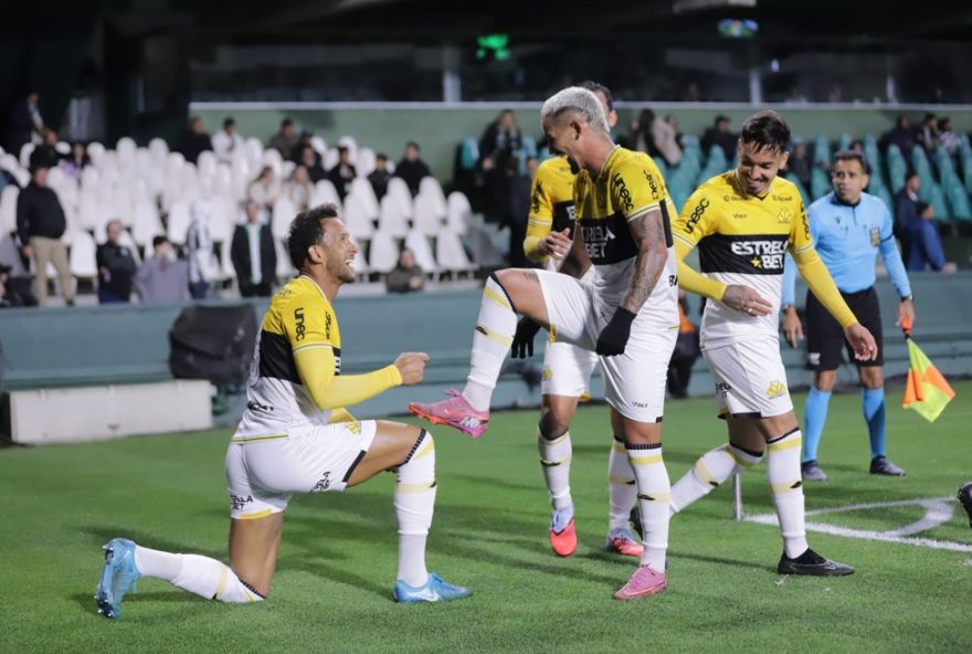 criciuma-se-destaca-e-assume-lideranca-na-corrida-pela-promocao-na-serie-b-2025