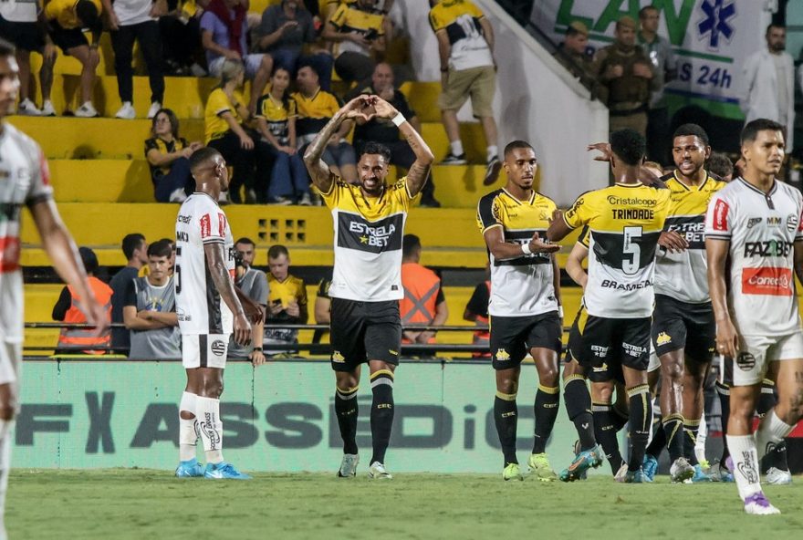 SC - CRICIUMA - 17/04/2025 - BRASILEIRO B 2025, CRICIUMA X ATHLETIC CLUB - Diego Goncalves jogador do Criciuma comemora seu gol com  jogador da sua equipe durante partida contra o Athletic Club no estadio Heriberto Hulse pelo campeonato Brasileiro B 2025. Foto: Lucas Gabriel Cardoso/AGIF