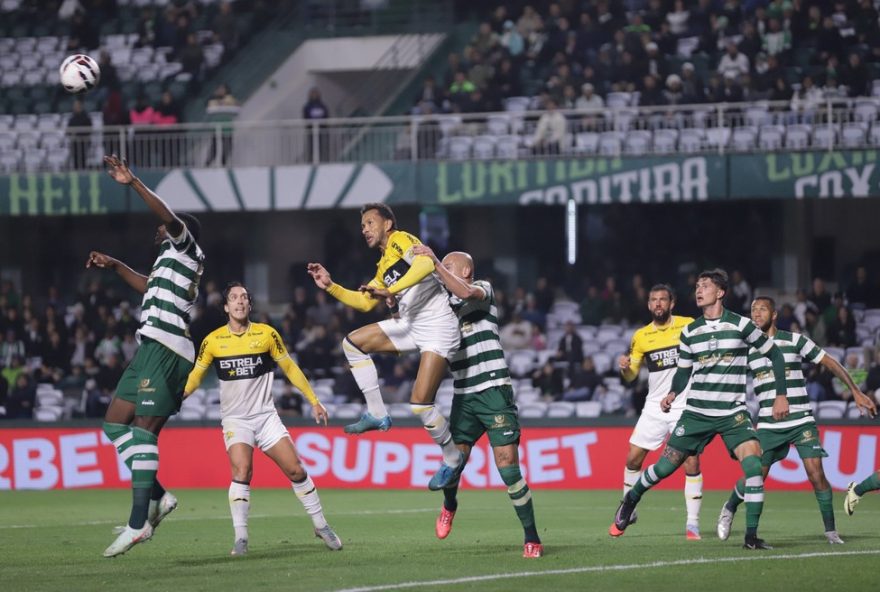 criciuma-vence-coritiba-e-assume-lideranca-da-serie-b-em-reviravolta-emocionante3A-22continuar-com-os-pes-no-chao22