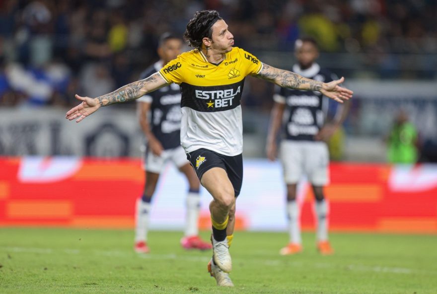 PA - BELEM - 28/08/2025 - BRASILEIRO B 2025, REMO X CRICIUMA - Jean Carlos  jogador do Criciuma comemora seu gol durante partida contra o Remo no estadio Mangueirao pelo campeonato Brasileiro B 2025. Foto: Fernando Torres/AGIF