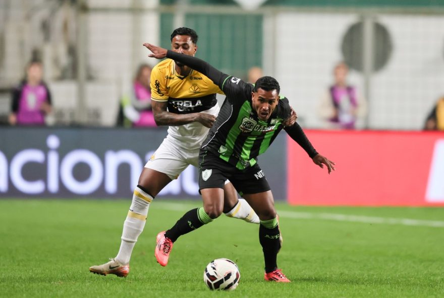MG - BELO HORIZONTE - 20/06/2025 - BRASILEIRO B 2025, AMERICA-MG X CRICIUMA - Samuel jogador do America-MG disputa lance com Diego Goncalves jogador do Criciuma durante partida no estadio Independencia pelo campeonato Brasileiro B 2025. Foto: Gilson Lobo/AGIF