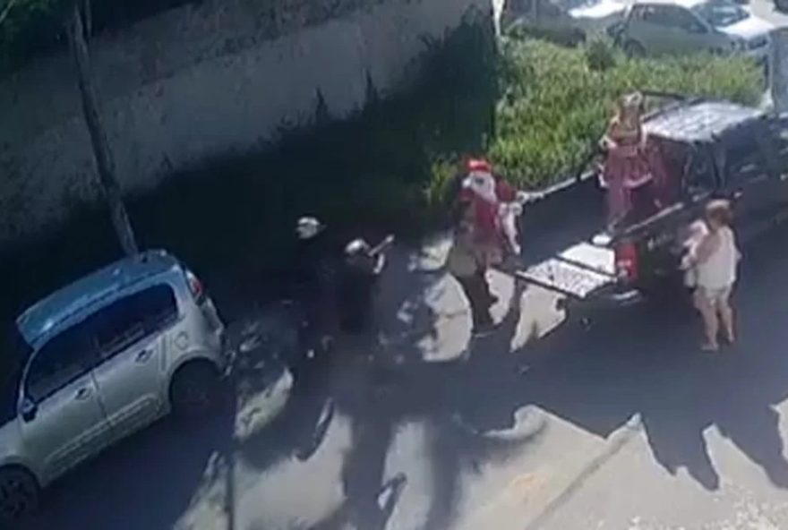 criminosos-assaltam-grupo-com-papai-noel-em-guaruja2C-sp3A-policia-investiga.-preocupacao-com-seguranca-aumenta-na-regiao