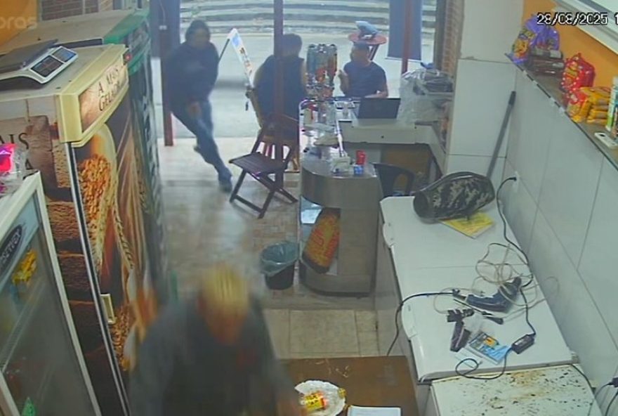 criminosos-executam-entregador-de-quentinhas-em-bar-no-rio3A-cameras-de-seguranca-registram-o-crime criminosos-executam-entregador-de-quentinhas-em-bar-no-rio3A-cameras-de-seguranca-registram-o-crime