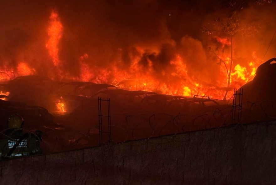 criminosos-incendeiam-carros-em-patio-de-uberaba3A-video-mostra-acao-devastadora