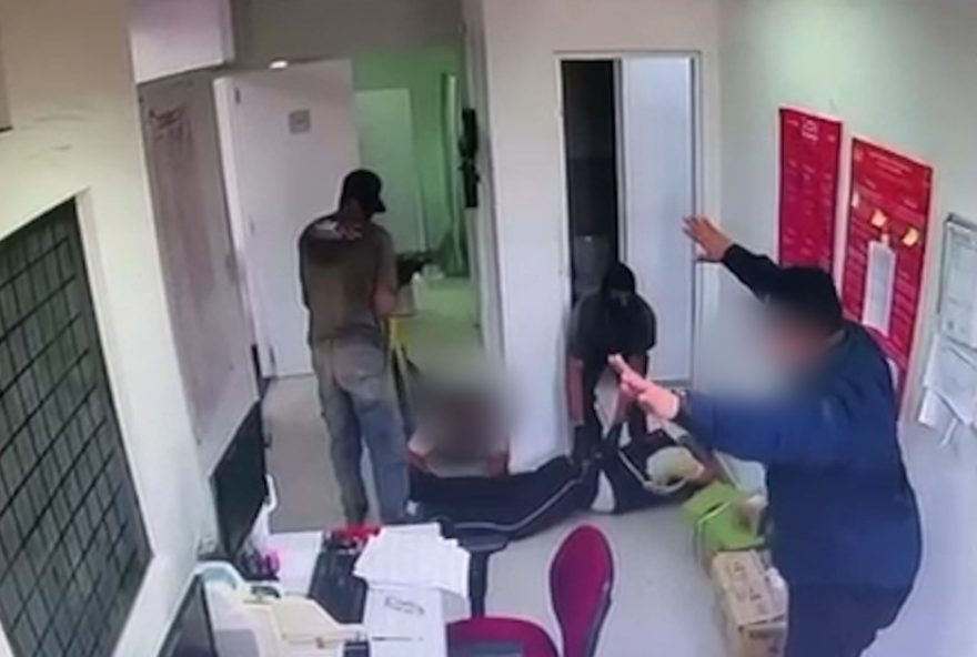 criminosos-invadem-banco-em-arari2C-rendem-vigilantes-e-fogem-com-sacos-de-dinheiro.-autoridades-buscam-suspeitos.-medidas-de-seguranca-reforcadas criminosos-invadem-banco-em-arari2C-rendem-vigilantes-e-fogem-com-sacos-de-dinheiro.-autoridades-buscam-suspeitos.-medidas-de-seguranca-reforcadas