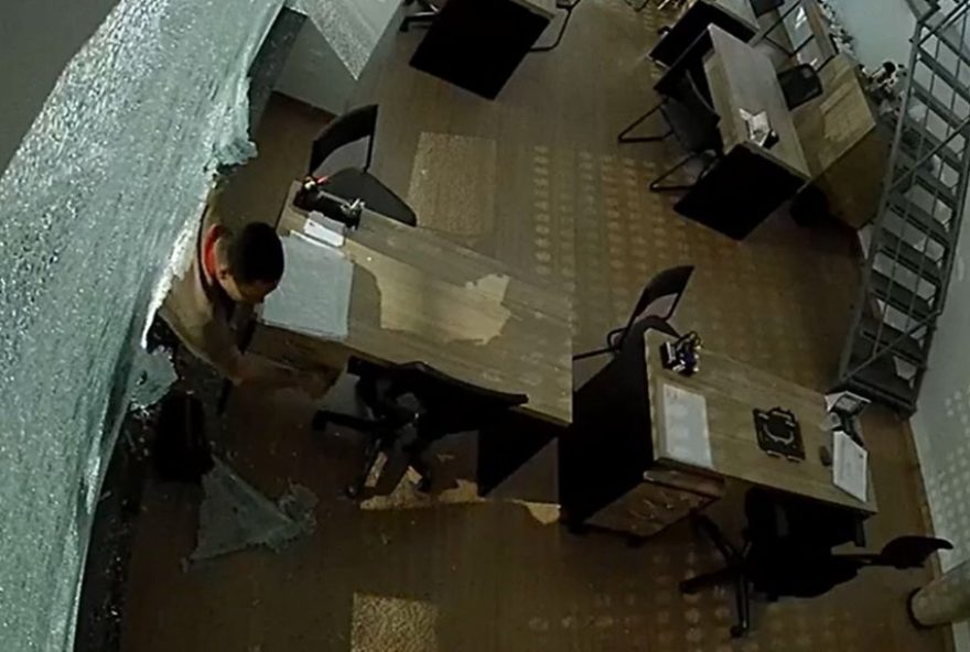 criminosos-invadem-e-furtam-imobiliaria-em-sao-carlos3A-video-flagra-acao