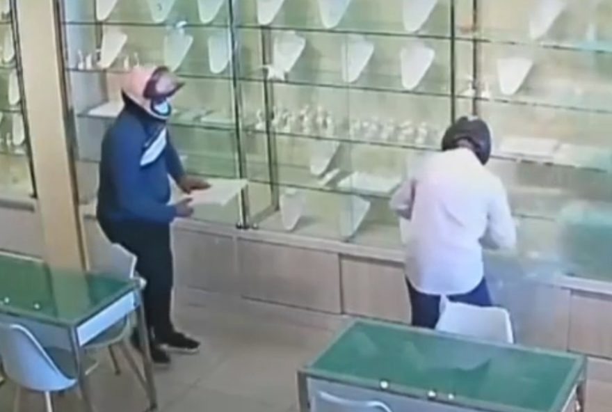 criminosos-invadem-joalheria-e-roubam-dezenas-de-itens-em-sobral3A-veja-o-video-da-acao