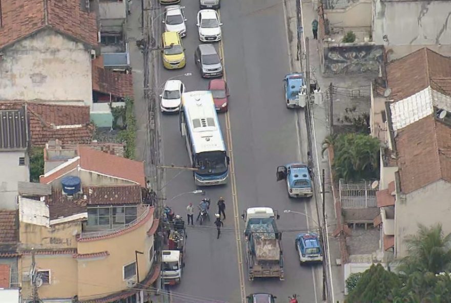 criminosos-sequestram-onibus-e-fazem-barricadas-no-engenho-novo3A-pm-em-alerta