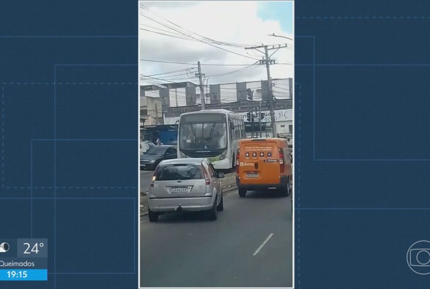 criminosos-usam-onibus-como-barricadas-em-sao-joao-de-meriti-e-chapadao3A-videos-revelam-acao-impactante