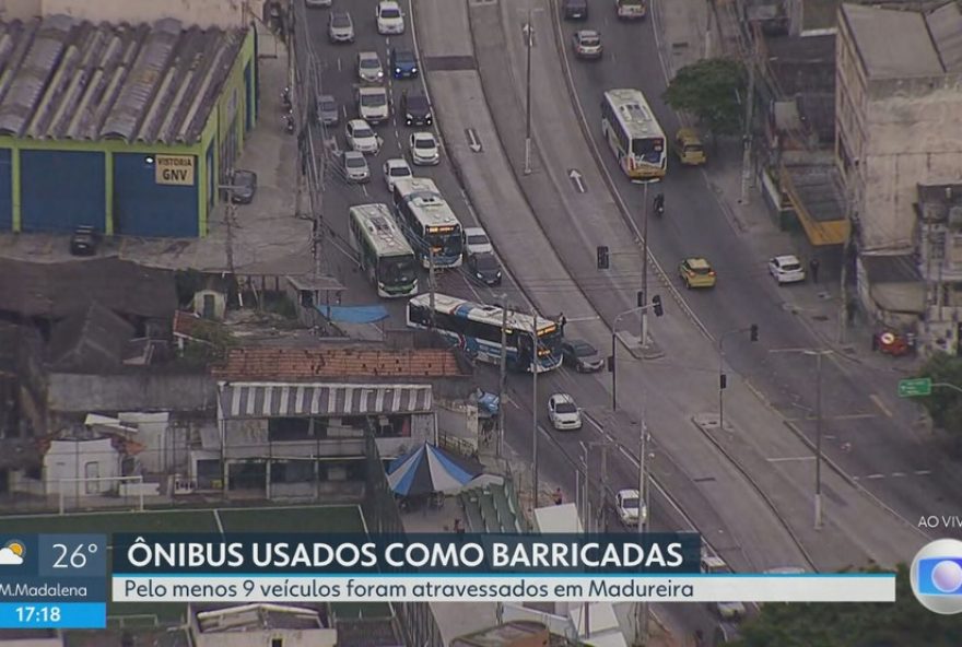 criminosos-utilizam-onibus-como-barricadas-em-madureira3A-confira-linhas-afetadas-e-desvios criminosos-utilizam-onibus-como-barricadas-em-madureira3A-confira-linhas-afetadas-e-desvios
