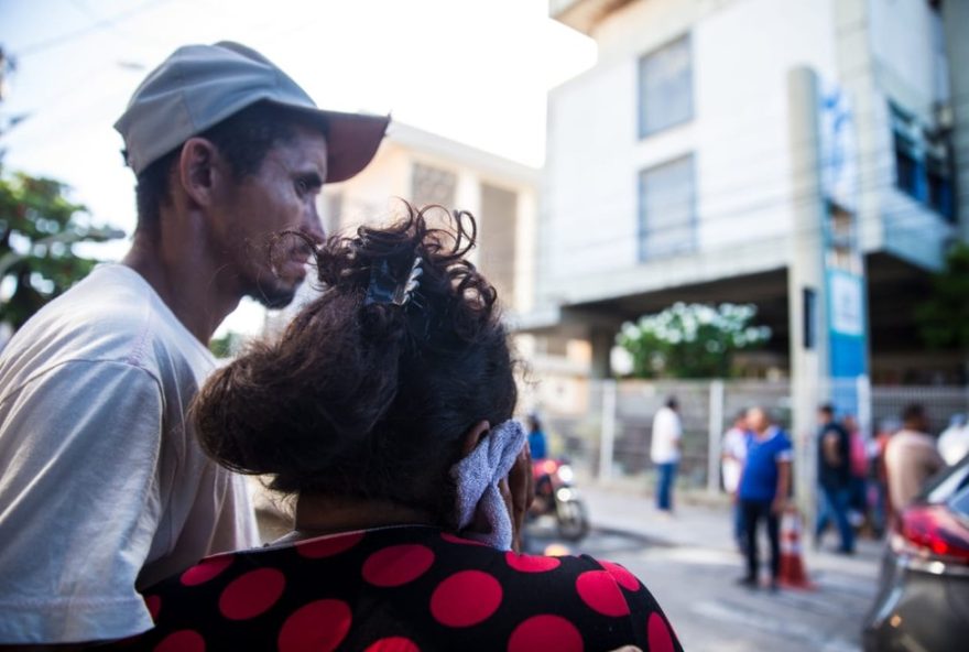 crise-na-saude-de-fortaleza3A-pacientes-e-funcionarios-sofrem-com-falta-de-remedios-e-salarios-atrasados.-ministerio-publico-investiga
