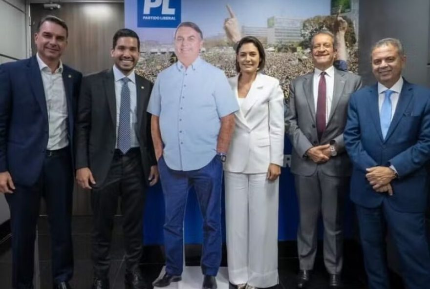 crise-no-pl3A-michelle-posta-foto-com-bolsonaro-de-papelao2C-flavio2C-valdemar-e-andre-fernandes crise-no-pl3A-michelle-posta-foto-com-bolsonaro-de-papelao2C-flavio2C-valdemar-e-andre-fernandes
