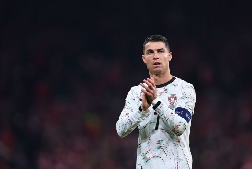 cristiano-ronaldo-busca-deixar-sua-marca-no-maracana-com-pegada-na-calcada-da-fama
