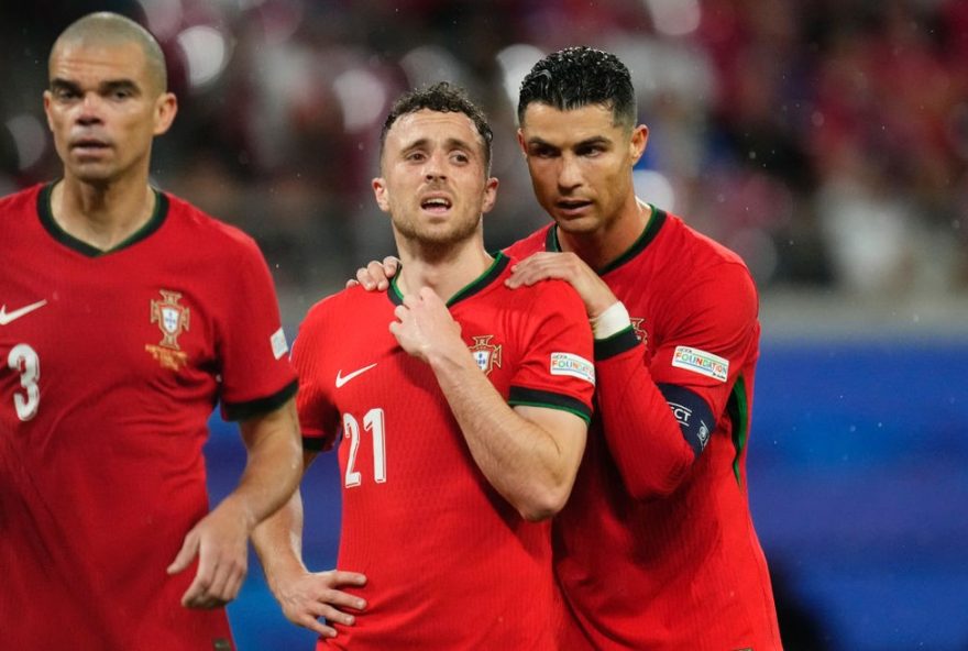 cristiano-ronaldo-expressa-choque-com-morte-de-diogo-jota-em-acidente-de-carro3A-comunidade-esportiva-se-une-para-homenagear-os-atletas-talentosos