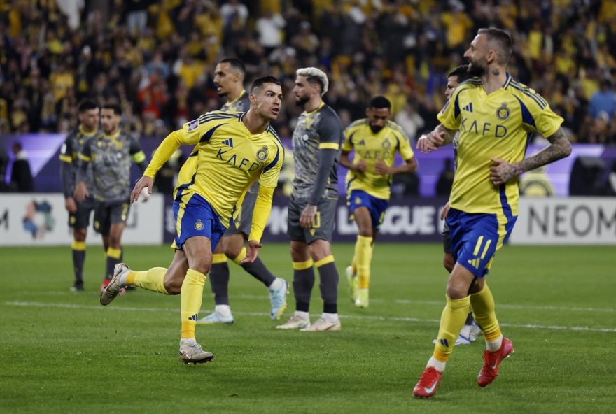 cristiano-ronaldo-recebe-bolo-personalizado-do-al-nassr-em-seu-aniversario