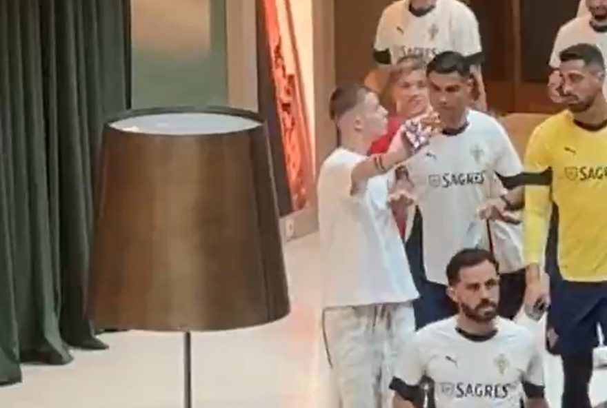 cristiano-ronaldo-surpreendido-por-torcedor-invasivo-em-hotel-antes-das-eliminatorias-da-europa-da-copa-do-mundo
