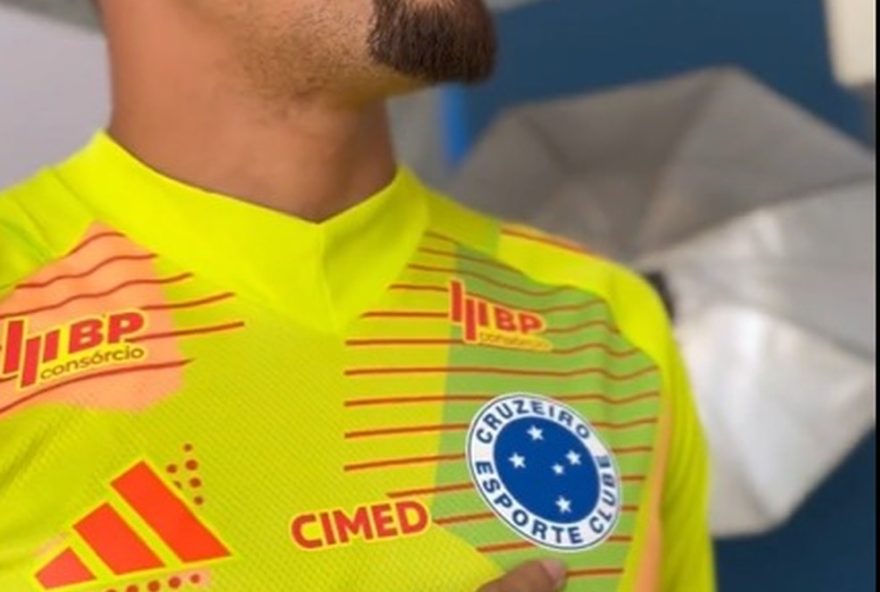 cruzeiro-apresenta-novo-uniforme-com-escudo-azul-e-branco-em-media-day