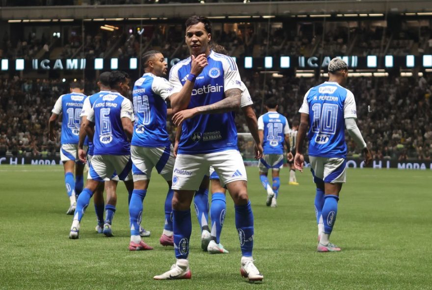 MG - BELO HORIZONTE - 27/08/2025 - COPA DO BRASIL 2025, ATLETICO-MG X CRUZEIRO - Kaio Jorge jogador do Cruzeiro comemora seu gol durante partida contra o Atletico-MG no estadio Arena MRV pelo campeonato Copa Do Brasil 2025.  Foto: Gilson Lobo/AGIF