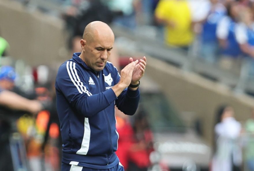 cruzeiro-busca-vaga-na-libertadores3A-g-5-esta-ao-alcance-acompanhe-as-ultimas-rodadas-e-torca-pelo-sucesso-da-raposa MG - BELO HORIZONTE - 09/11/2025 - BRASILEIRO A 2025, CRUZEIRO X FLUMINENSE - Leonardo Jardim tecnico do Cruzeiro durante partida contra o Fluminense no estadio Mineirao pelo campeonato Brasileiro A 2025. Foto: Gilson Lobo/AGIF