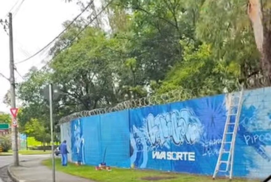 cruzeiro-cobre-imagem-de-gabigol-vandalizada-apos-eliminacao-na-copa-do-brasil3A-entenda-o-caso-e-a-reacao-do-clube.-acompanhe cruzeiro-cobre-imagem-de-gabigol-vandalizada-apos-eliminacao-na-copa-do-brasil3A-entenda-o-caso-e-a-reacao-do-clube.-acompanhe