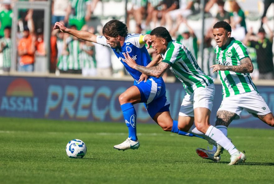 RS - CAXIAS DO SUL - 20/11/2025 - BRASILEIRO A 2025, JUVENTUDE X CRUZEIRO - Lucas Silva jogador do Cruzeiro durante partida contra o Juventude no estadio Alfredo Jaconi pelo campeonato Brasileiro A 2025. Foto: Luiz Erbes/AGIF
