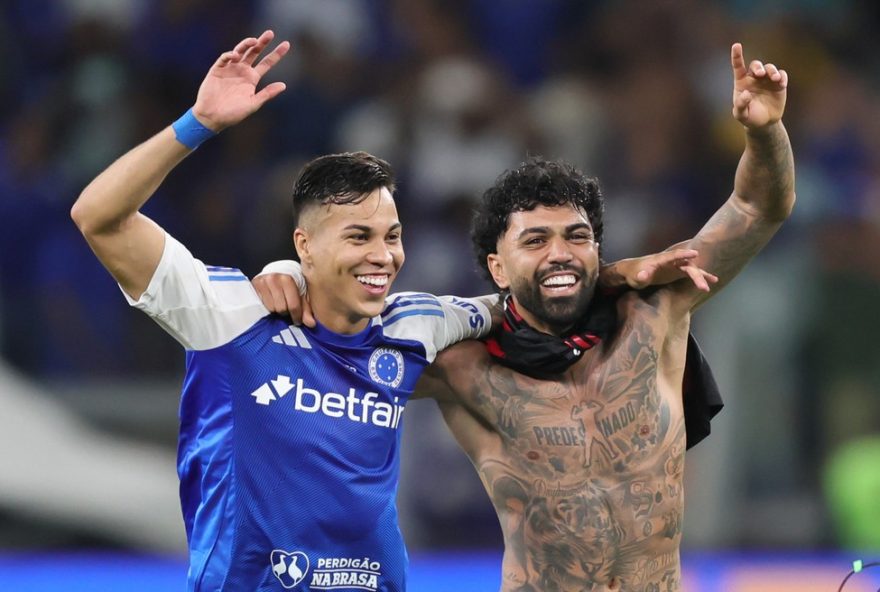 cruzeiro-e-o-unico-invicto-contra-g-6-no-brasileirao3B-flamengo-e-palmeiras-tem-desempenhos-distintos3A-veja-numeros MG - BELO HORIZONTE - 04/05/2025 - BRASILEIRO A 2025, CRUZEIRO X FLAMENGO - Kaio Jorge jogador do Cruzeiro comemora com Gabriel Barbosa Gabigol jogador da sua equipe ao final da partida contra o Flamengo no estadio Mineirao pelo campeonato Brasileiro A 2025. Foto: Gilson Lobo/AGIF