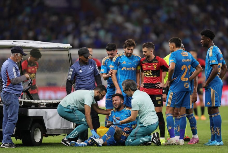 MG - BELO HORIZONTE - 05/10/2025 - BRASILEIRO A 2025, CRUZEIRO X SPORT - Matheus Henrique jogador do Cruzeiro se lesiona gravemente durante partida contra o Sport no estadio Mineirao pelo campeonato Brasileiro A 2025. Foto: Gilson Lobo/AGIF