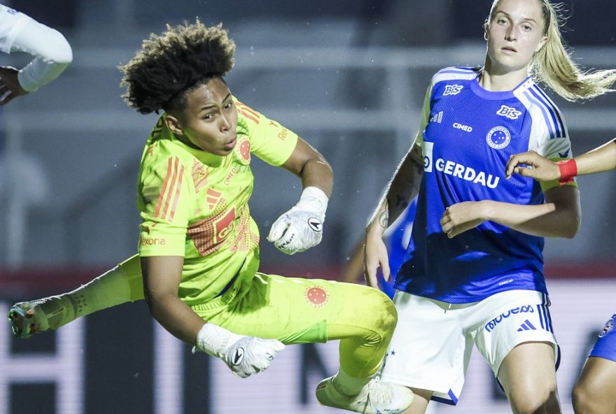 cruzeiro-estuda-mudar-camisa-de-goleiro-com-escudo-vermelho-apos-polemica-saiba-mais-sobre-a-decisao-do-clube-e-a-repercussao-negativa-entre-os-torcedores