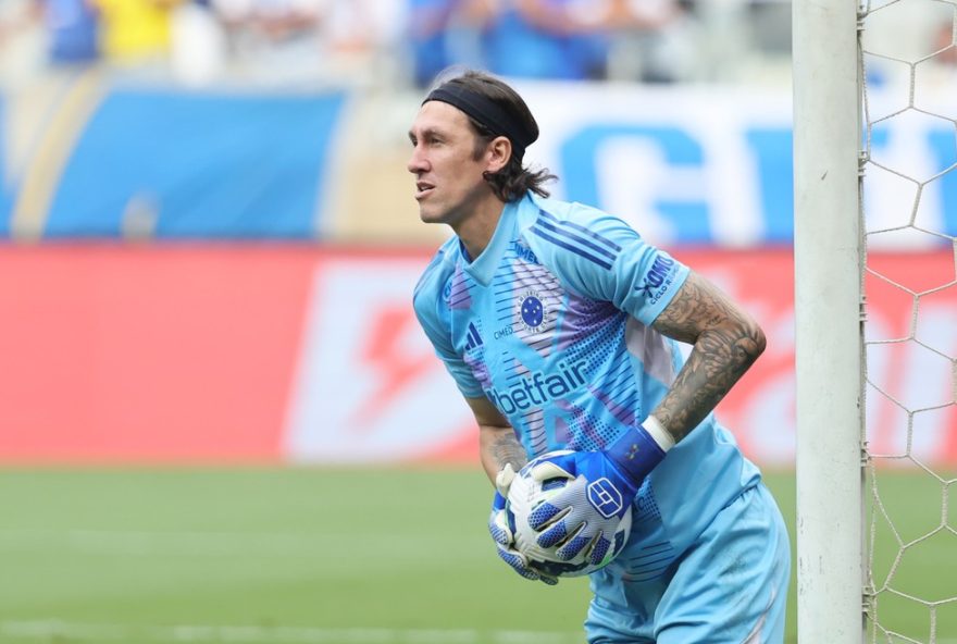 MG - BELO HORIZONTE - 09/11/2025 - BRASILEIRO A 2025, CRUZEIRO X FLUMINENSE - Cassio jogador do Cruzeiro durante partida contra o Fluminense no estadio Mineirao pelo campeonato Brasileiro A 2025. Foto: Gilson Lobo/AGIF