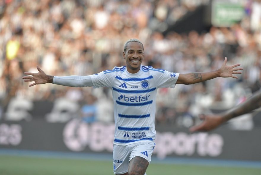 RJ - RIO DE JANEIRO - 03/08/2025 - BRASILEIRO A 2025, BOTAFOGO X CRUZEIRO - Matheus Pereira jogador do Botafogo comemora seu gol durante partida contra o Cruzeiro no estadio Engenhao pelo campeonato Brasileiro A 2025. Foto: Thiago Ribeiro/AGIF