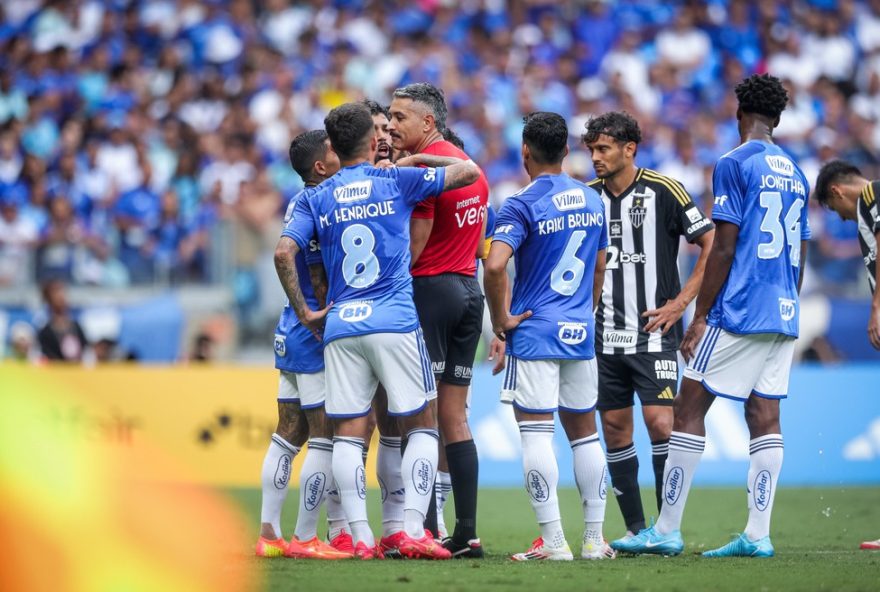 cruzeiro-pede-arbitro-de-fora-em-classicos-e-tera-acesso-aos-audios-do-var-em-reuniao