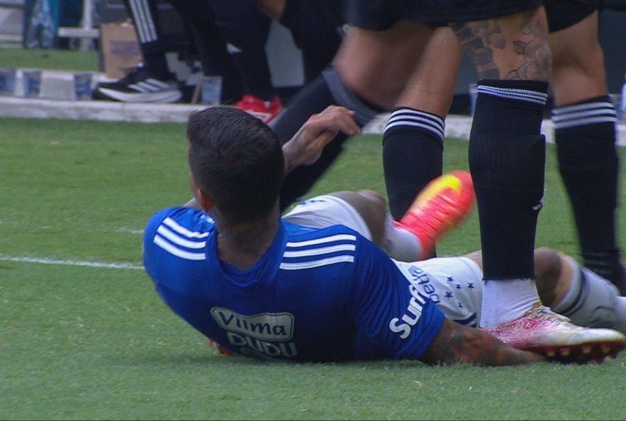 cruzeiro-pressiona-arbitragem-e-protesta-em-vestiario-durante-classico-no-mineirao