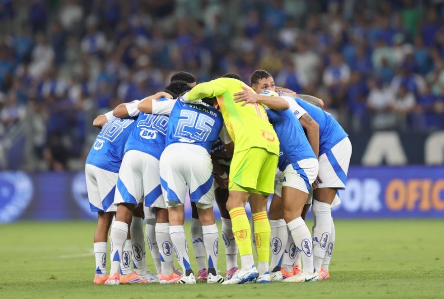 MG - BELO HORIZONTE - 18/10/2025 - BRASILEIRO A 2025, CRUZEIRO X FORTALEZA - Jogadores do Cruzeiro durante entrada em campo para partida contra o Fortaleza no estadio Mineirao pelo campeonato Brasileiro A 2025. Foto: Gilson Lobo/AGIF