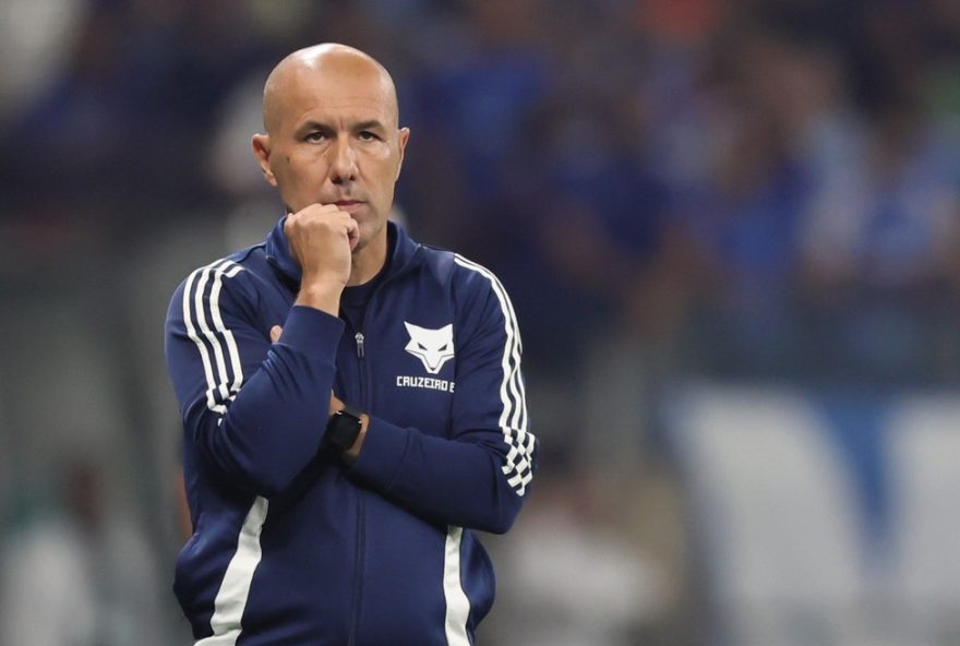 MG - BELO HORIZONTE - 23/08/2025 - BRASILEIRO A 2025, CRUZEIRO X INTERNACIONAL - [Leonardo Jardim tecnico do Cruzeiro durante partida contra o Internacional no estadio Mineirao pelo campeonato Brasileiro A 2025. Foto: Gilson Lobo/AGIF