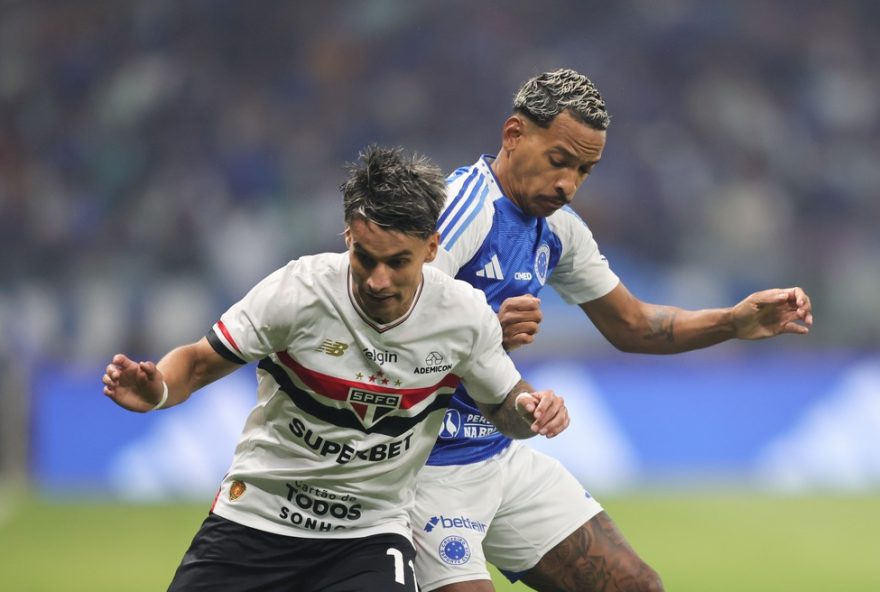 MG - BELO HORIZONTE - 30/08/2025 - BRASILEIRO A 2025, CRUZEIRO X SAO PAULO - Matheus Pereira jogador do Cruzeiro disputa lance com Ferreira jogador do Sao Paulo durante partida no estadio Mineirao pelo campeonato Brasileiro A 2025. Foto: Gilson Lobo/AGIF
