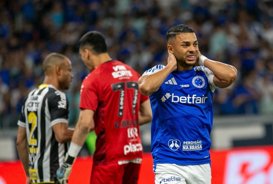 MG - BELO HORIZONTE - 10/08/2025 - BRASILEIRO A 2025, CRUZEIRO X SANTOS -Wanderson jogador do Cruzeiro durante partida contra o Santos no estadio Mineirao pelo campeonato Brasileiro A 2025. Foto: Fernando Moreno/AGIF
