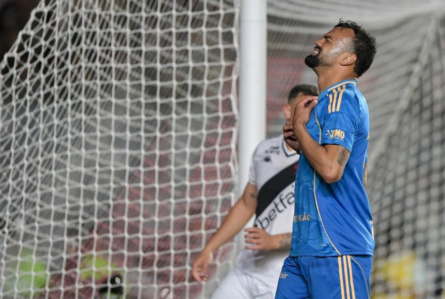 RJ - RIO DE JANEIRO - 27/09/2025 - BRASILEIRO A 2025, VASCO X CRUZEIRO - Fabricio Bruno jogador do Cruzeiro durante partida contra o Vasco no estadio Sao Januario pelo campeonato Brasileiro A 2025. Foto: Thiago Ribeiro/AGIF