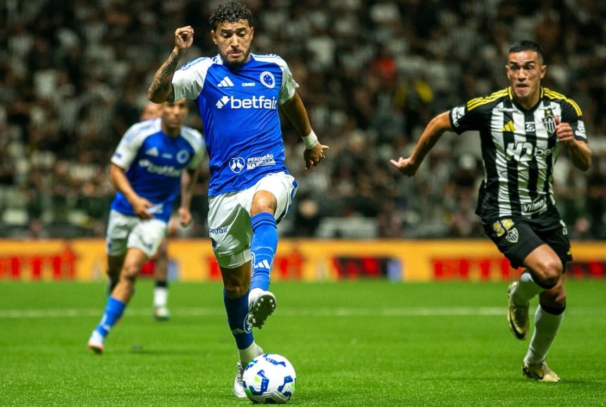 MG - BELO HORIZONTE - 27/08/2025 - COPA DO BRASIL 2025, ATLETICO-MG X CRUZEIRO - Willian jogador do Cruzeiro durante partida contra o Atletico-MG no estadio Arena MRV pelo campeonato Copa Do Brasil 2025. Foto: Fernando Moreno/AGIF