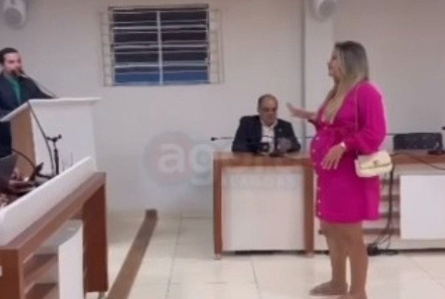 Grávida interrompe sessão em Câmara e exige que vereador assuma a paternidade do bebê