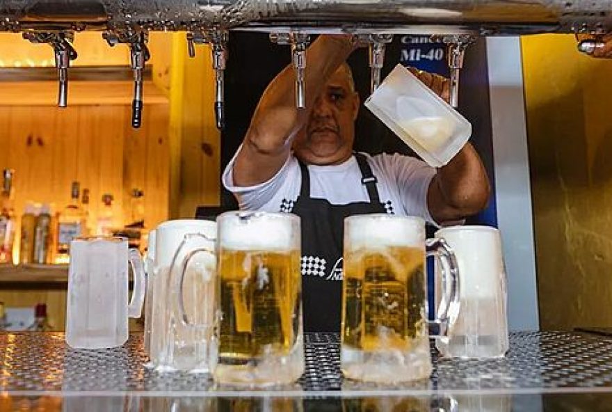 Cerveja pode representar até 60% do faturamento do estabelecimento. (Foto: Reprodução/O Globo)