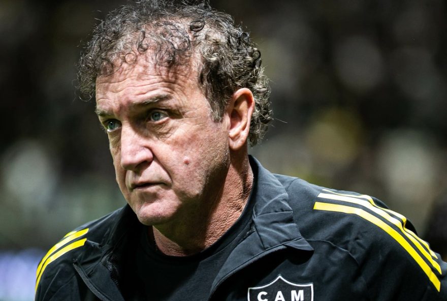 MG - BELO HORIZONTE - 03/08/2025 - BRASILEIRO A 2025, ATLETICO-MG X BRAGANTINO -Cuca tecnico do Atletico-MG durante partida contra o Bragantino no estadio Arena MRV pelo campeonato Brasileiro A 2025. Foto: Fernando Moreno/AGIF