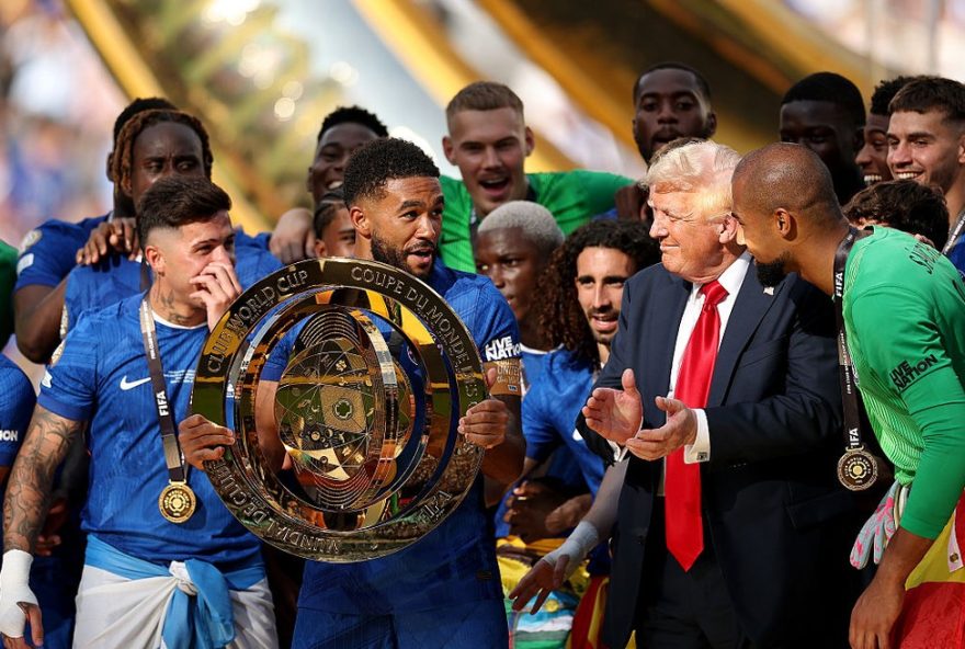 cucurella-relembra-momento-inusitado-de-trump-no-podio-da-copa-de-clubes3A-22morri-de-medo22-chelsea-expoe-trofeu-de-campeao-em-stamford-bridge