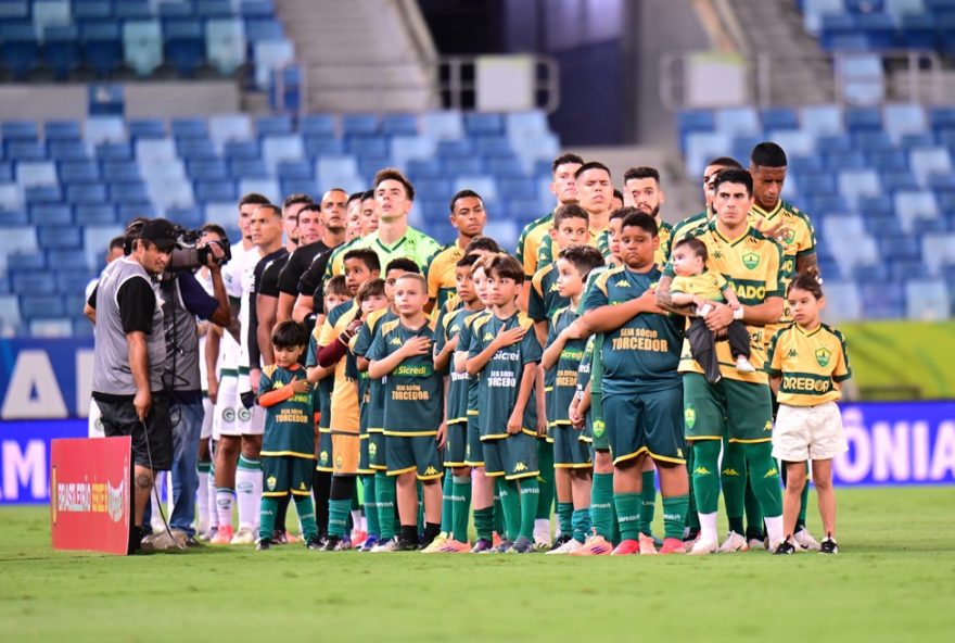 MT - CUIABA - 07/11/2025 - BRASILEIRO B 2025, CUIABA X GOIAS -  jogadores do Cuiaba durante execucao do hino nacional antes da partida contra o Goias no estadio Arena Pantanal pelo campeonato Brasileiro B 2025. Foto: Francisco Alves/AGIF