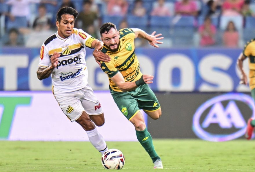 MT - CUIABA - 08/10/2025 - BRASILEIRO B 2025, CUIABA X NOVORIZONTINO - Sander jogador do Cuiaba disputa lance com Robson jogador do Novorizontino durante partida no estadio Arena Pantanal pelo campeonato Brasileiro B 2025. Foto: Francisco Alves/AGIF