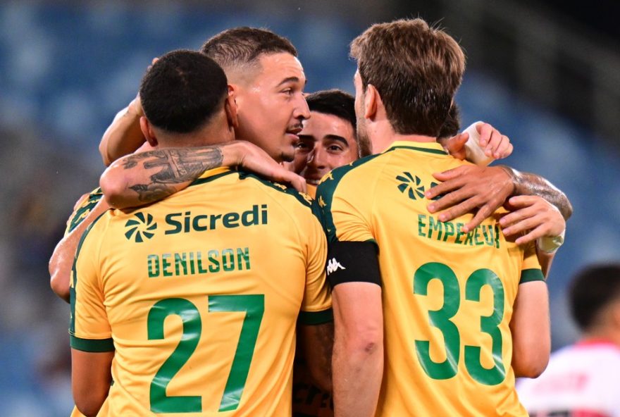 MT - CUIABA - 08/09/2025 - BRASILEIRO B 2025, CUIABA X CRB - Alisson Safira jogador do Cuiaba comemora seu gol com jogadores do seu time durante partida contra o CRB no estadio Arena Pantanal pelo campeonato Brasileiro B 2025. Foto: Francisco Alves/AGIF