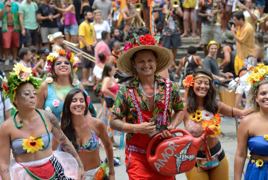 cuidados-durante-o-carnaval3A-mononucleose-infecciosa-transmitida-pelo-beijo cuidados-durante-o-carnaval3A-mononucleose-infecciosa-transmitida-pelo-beijo