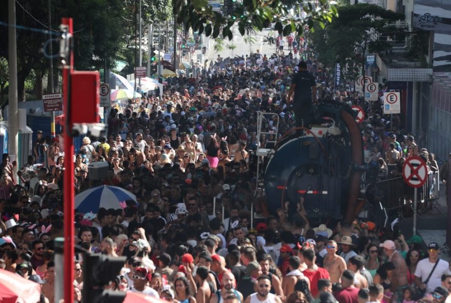 cuidados-no-carnaval3A-evite-desidratacao-e-superaquecimento-de-celular