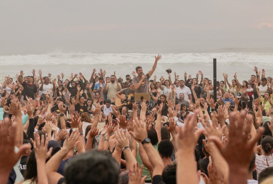 culto-na-praia-do-campeche-reune-comunidade-crista-inspirada-no-surfe culto-na-praia-do-campeche-reune-comunidade-crista-inspirada-no-surfe