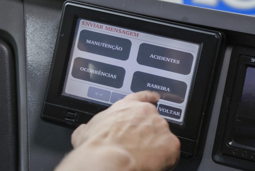 curitiba-adota-medidas-para-coibir-rabeira-em-onibus3A-multa-de-r24-600-e-ronda-da-guarda-municipal